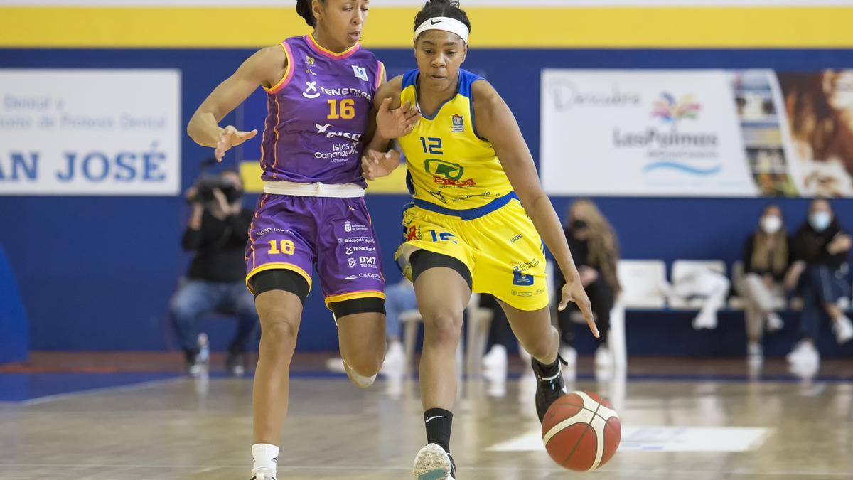 La portuguesa del Ciudad de La Laguna, María Bettencourt, tratando de frenar a Sparkle Taylor en la última jornada de la Liga Femenina Endesa.