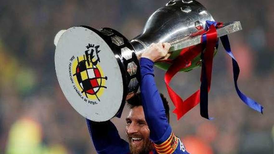 Messi levantando el pasado sábado la Copa del título de Liga.