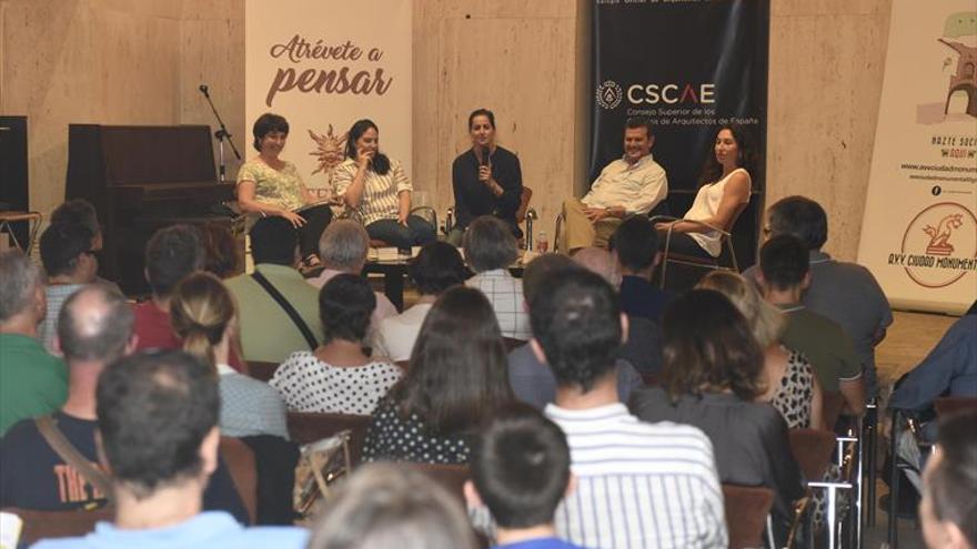 Técnicos y vecinos no concretan la futura ordenación de la plaza de Santiago