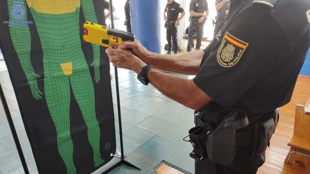 Un agente de la Policía, durante una práctica con una pistola táser, en una foto de archivo.