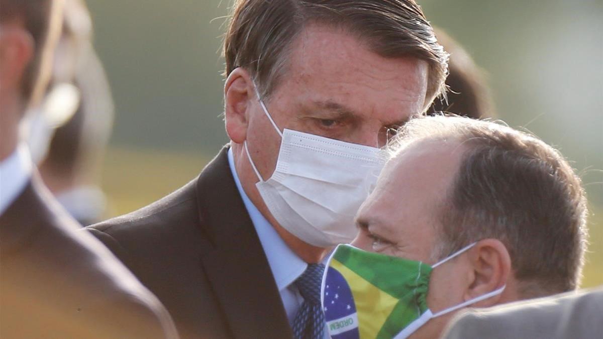 El presidente de Brasil, Jair Bolsonaro, con mascarilla blanca, el pasado 9 de junio en un acto en Brasilia.