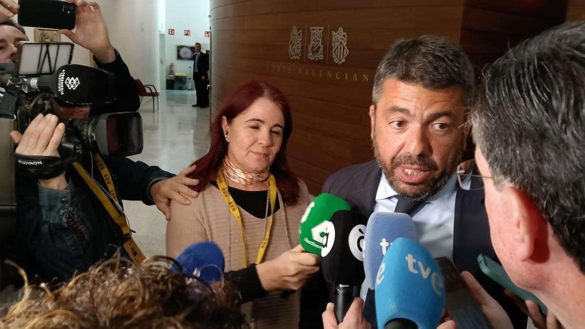 Mazón atiende a los medios de comunicación a su salida del pleno de las Corts.