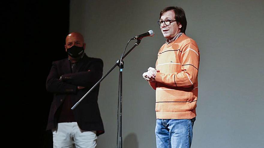 Miguel García, “Miguelo”, y Emilio R. Barrachina, presentando “Tristesse” en el Filarmónica. | Julián Rus