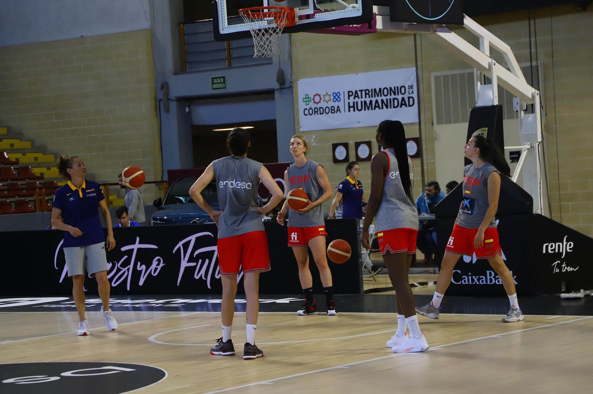 La selección española femenina de baloncesto con el alcalde de Córdoba, en imágenes