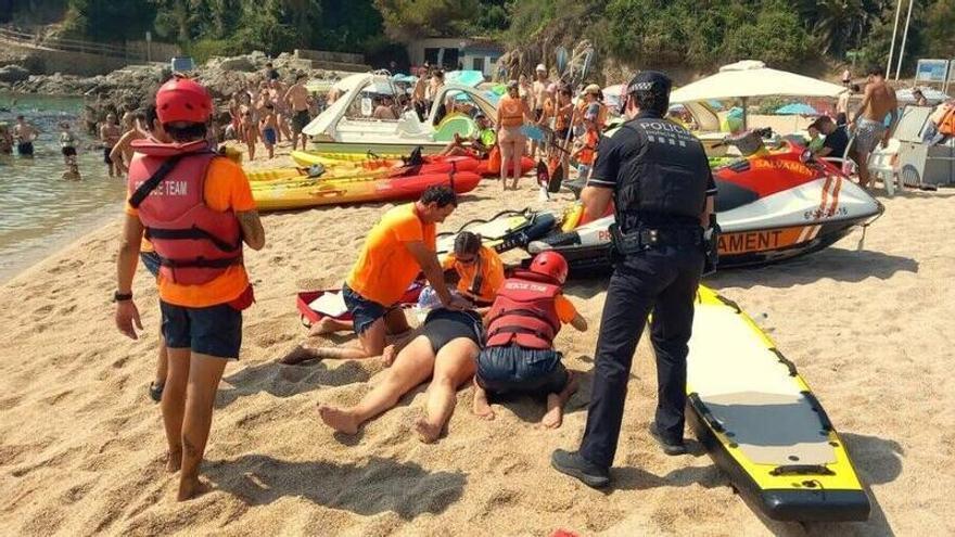 Un simulacre d'ofegament posa a prova els socorristes de Blanes a Cala Bona