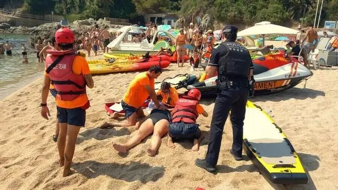 Les imatges del simulacre d'ofegament a Cala Bona de Blanes