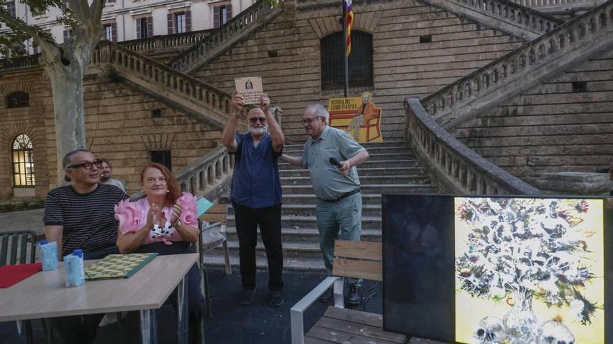 El Gremi de Llibreters de Mallorca homenajea a Biel Mesquida por su "complicidad" con las librerías