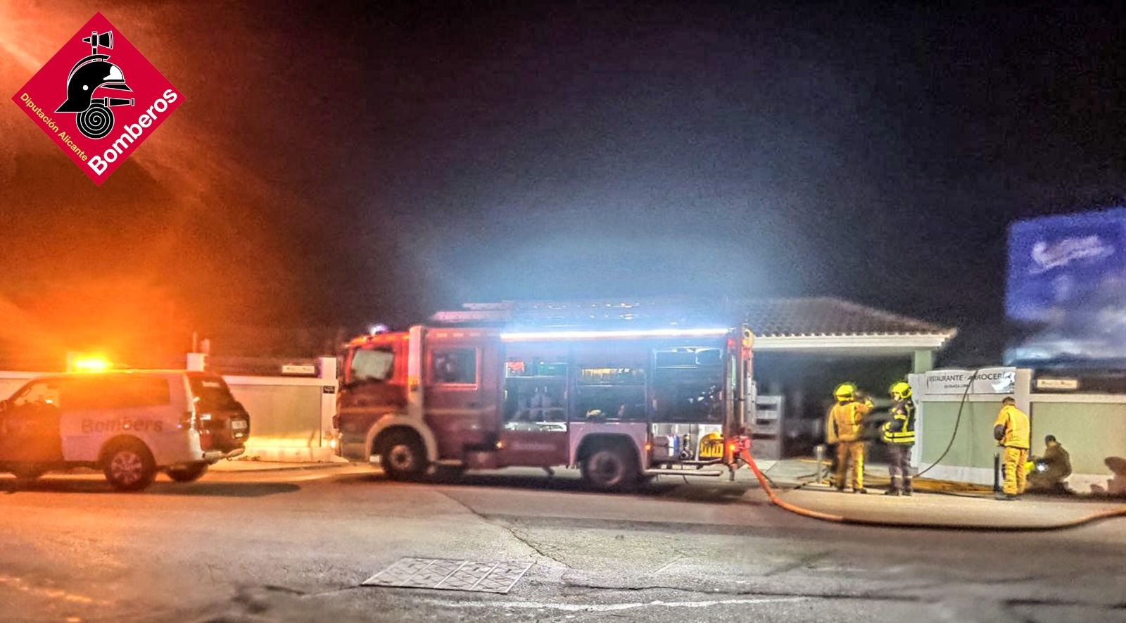 Espectacular incendio en el Club de Campo de Mutxamel