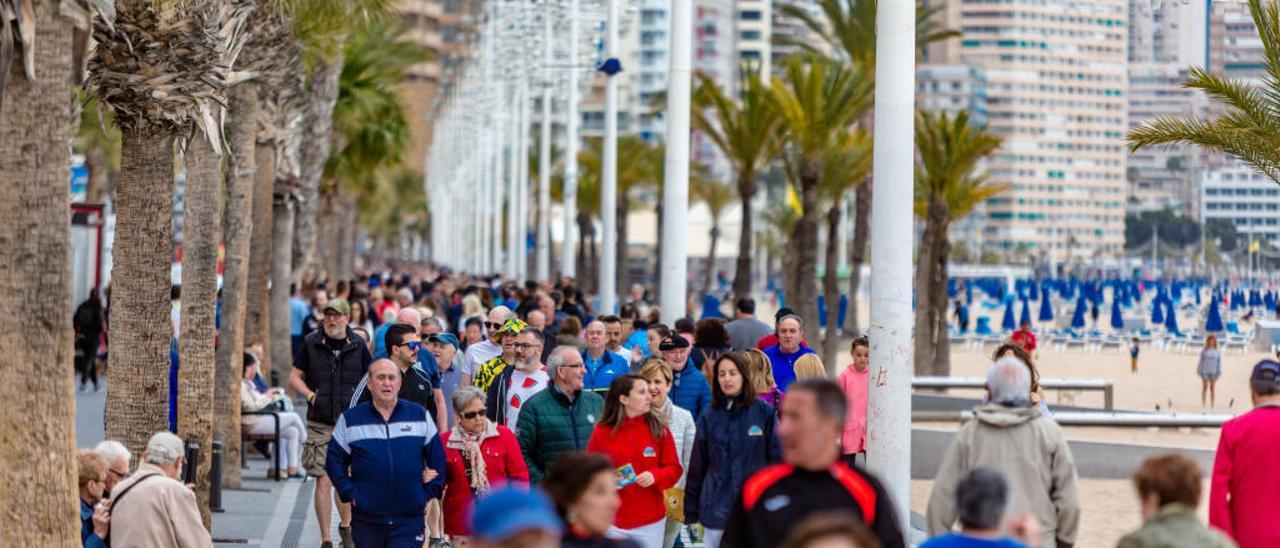 Paseo de una de las playas de Benidorm.