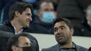  Los ex jugadores Deco y Edmilson en el palco del Camp Nou durante el partido de liga entre el Barça  y el Sevilla.