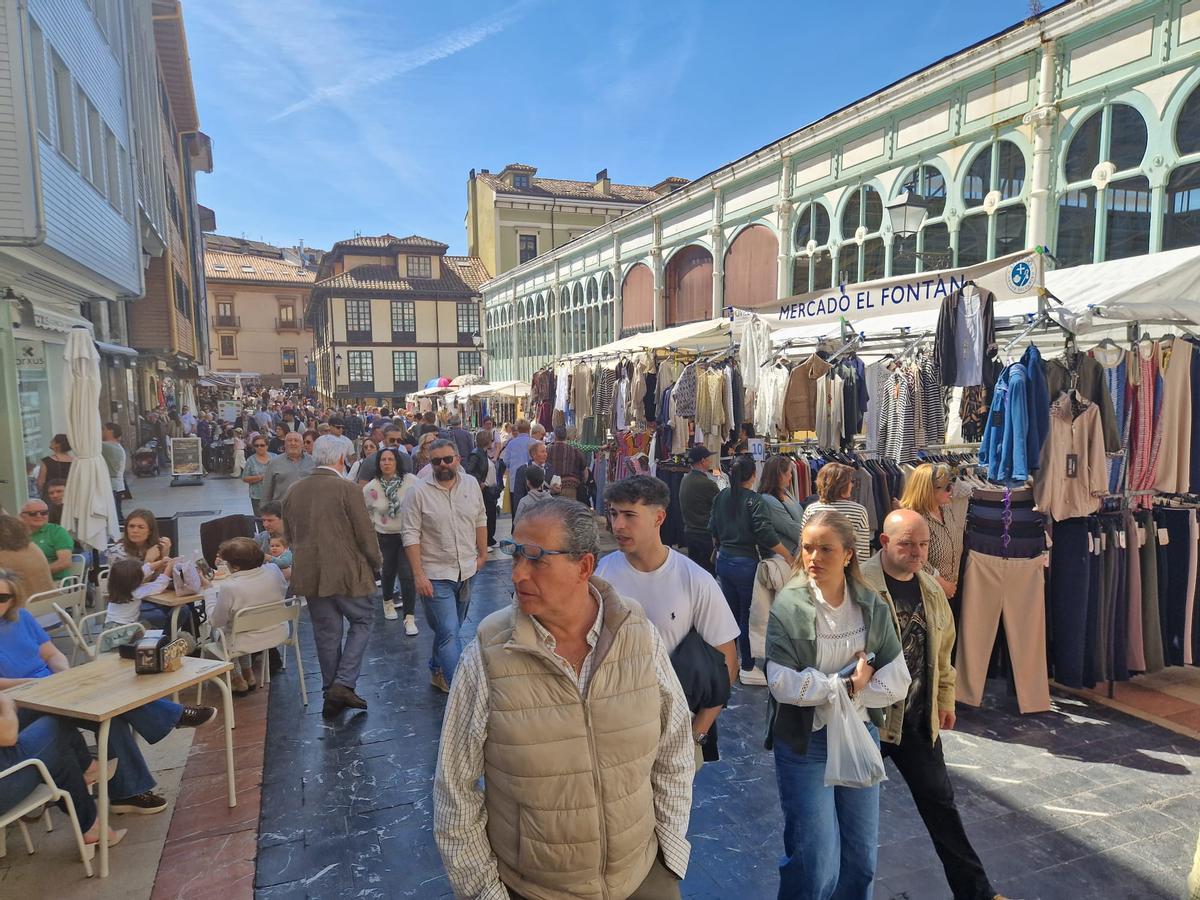 Ambiente junto al Fontán en el fin de semana turístico.