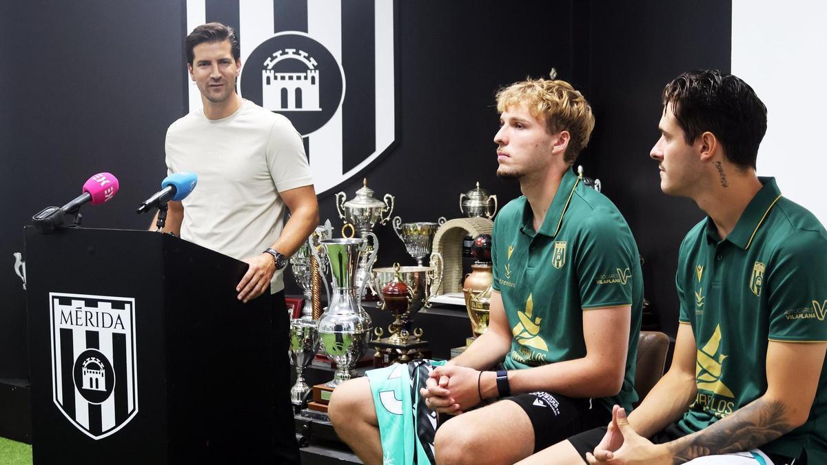 Tiago Lenho, en la presentación de los dos nuevos jugadores.