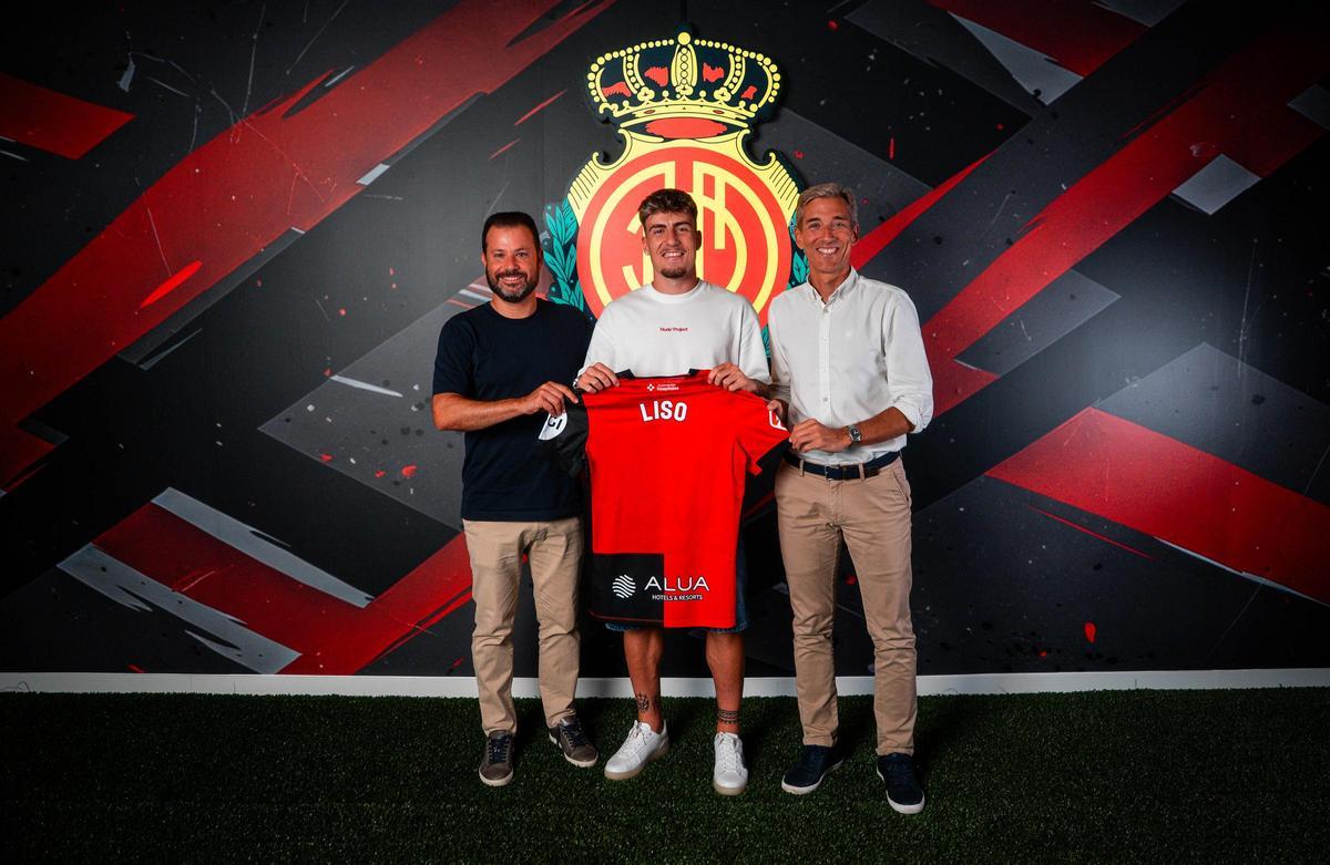 Liso, entre Pablo Ortells, director de fútbol, y Alfonso Díaz, CEO del club.