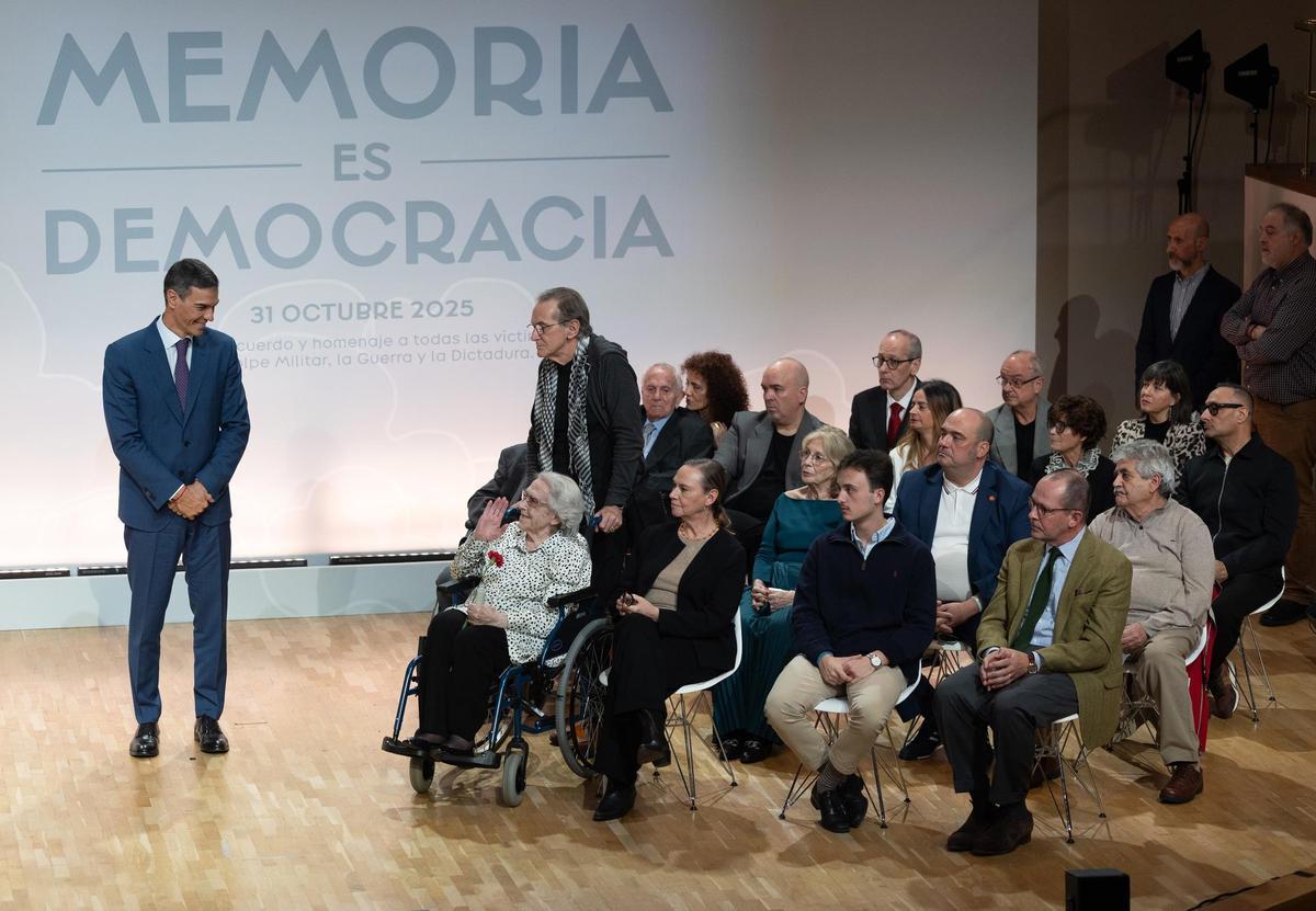 (I-D) El presidente del Gobierno, Pedro Sánchez, con María Luisa Ramos Barril y Laura García Lorca de los Ríos, sobrina de Federico García Lorca, y otros homenajeados.