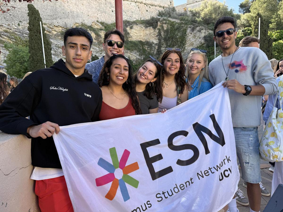 Un grupo de estudiantes de Erasmus en el parque Reina Sofía.
