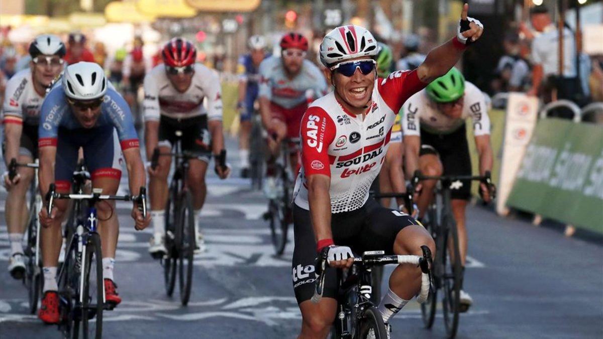 Caleb Ewan celebrando su triunfo en meta