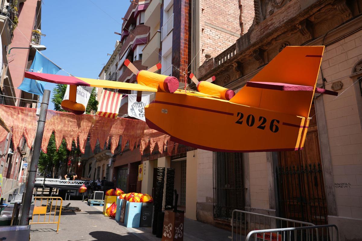 Un avión decorativo en la calle de Joan Blanques del barrio de Gràcia de Barcelona