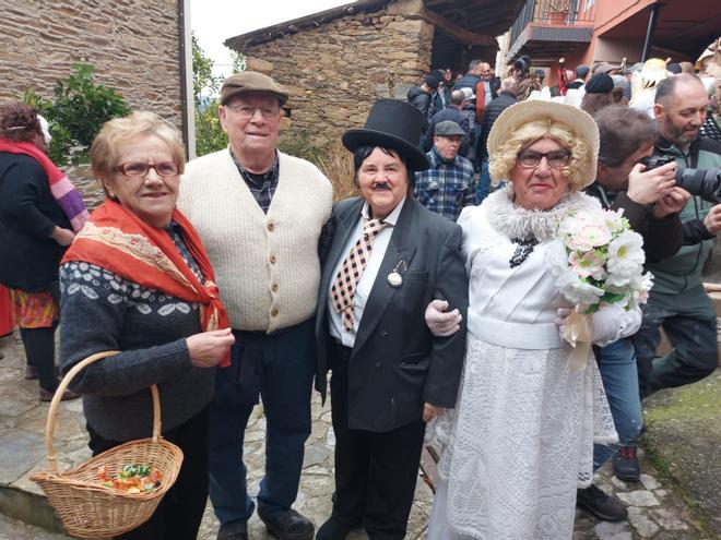 En imágenes: los guilandeiros recorren las calles de Villatresmil, en Tineo