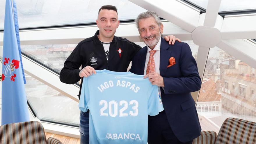 Iago Aspas posa con Carlos Mouriño tras anunciar su renovación // RC Celta