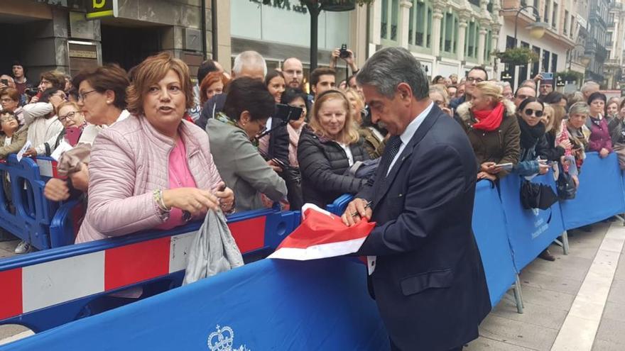 La razón por la que Revilla decidió un minuto antes de los Premios Princesa de Asturias no entrar al teatro