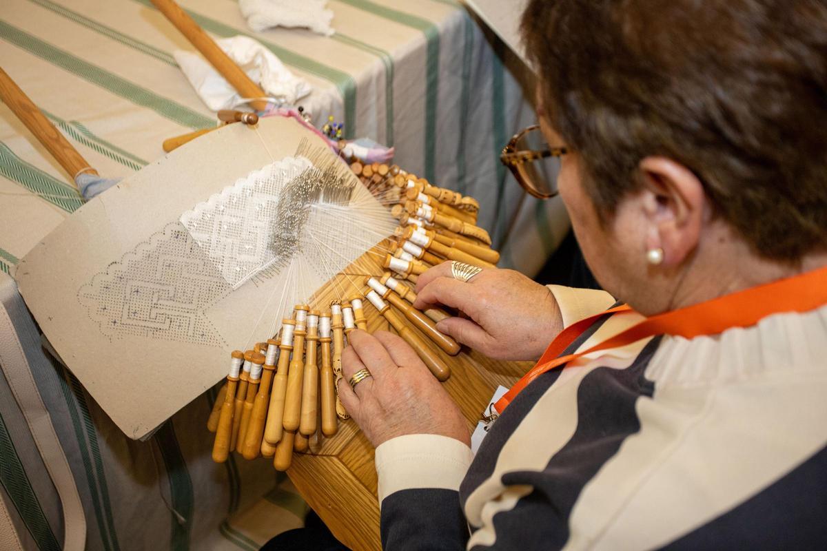 Unha palilleira amosando as súas habilidades cos bolillos.