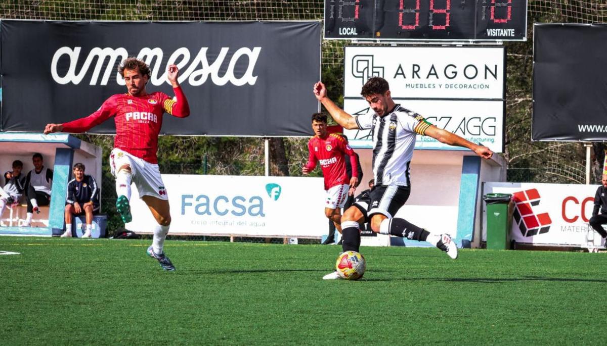 David Sellés, central y capitán del filial albinegro en un lance del partido en Ibiza.