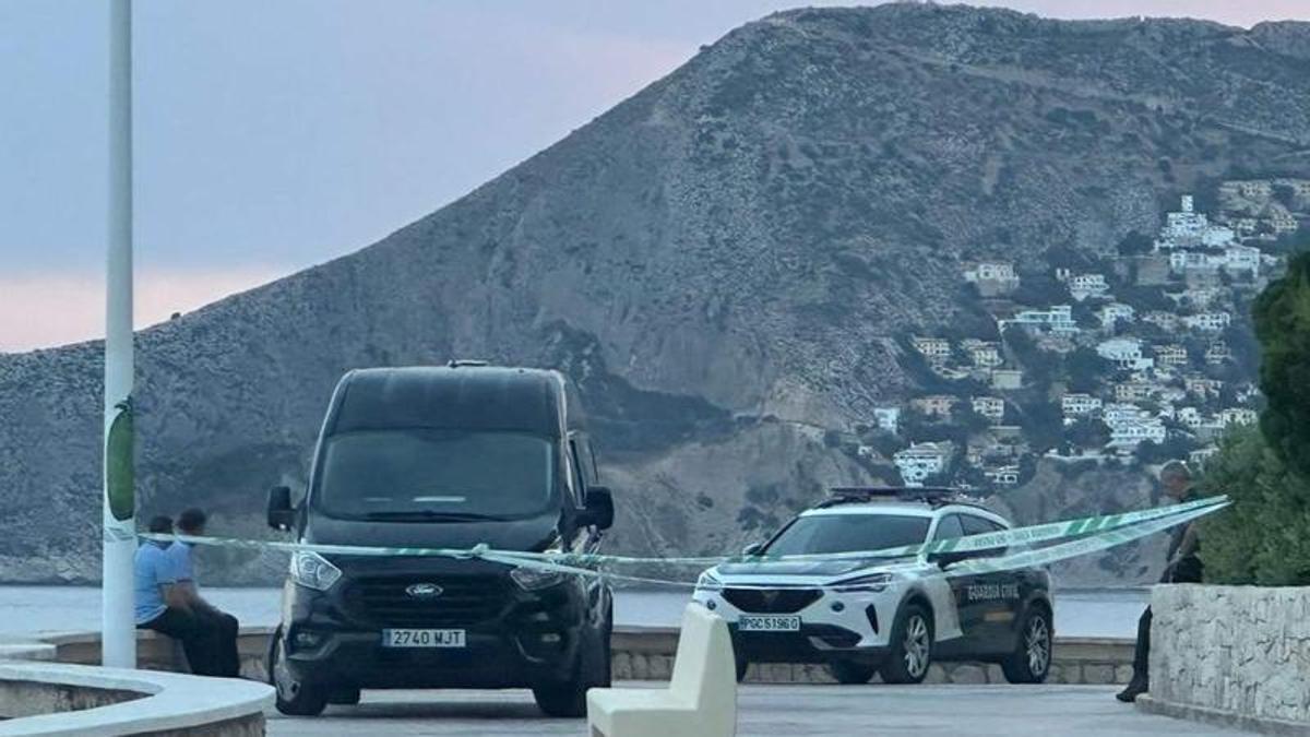 El tramo del paseo precintado que está junto al tramo de costa donde falleció el bañista