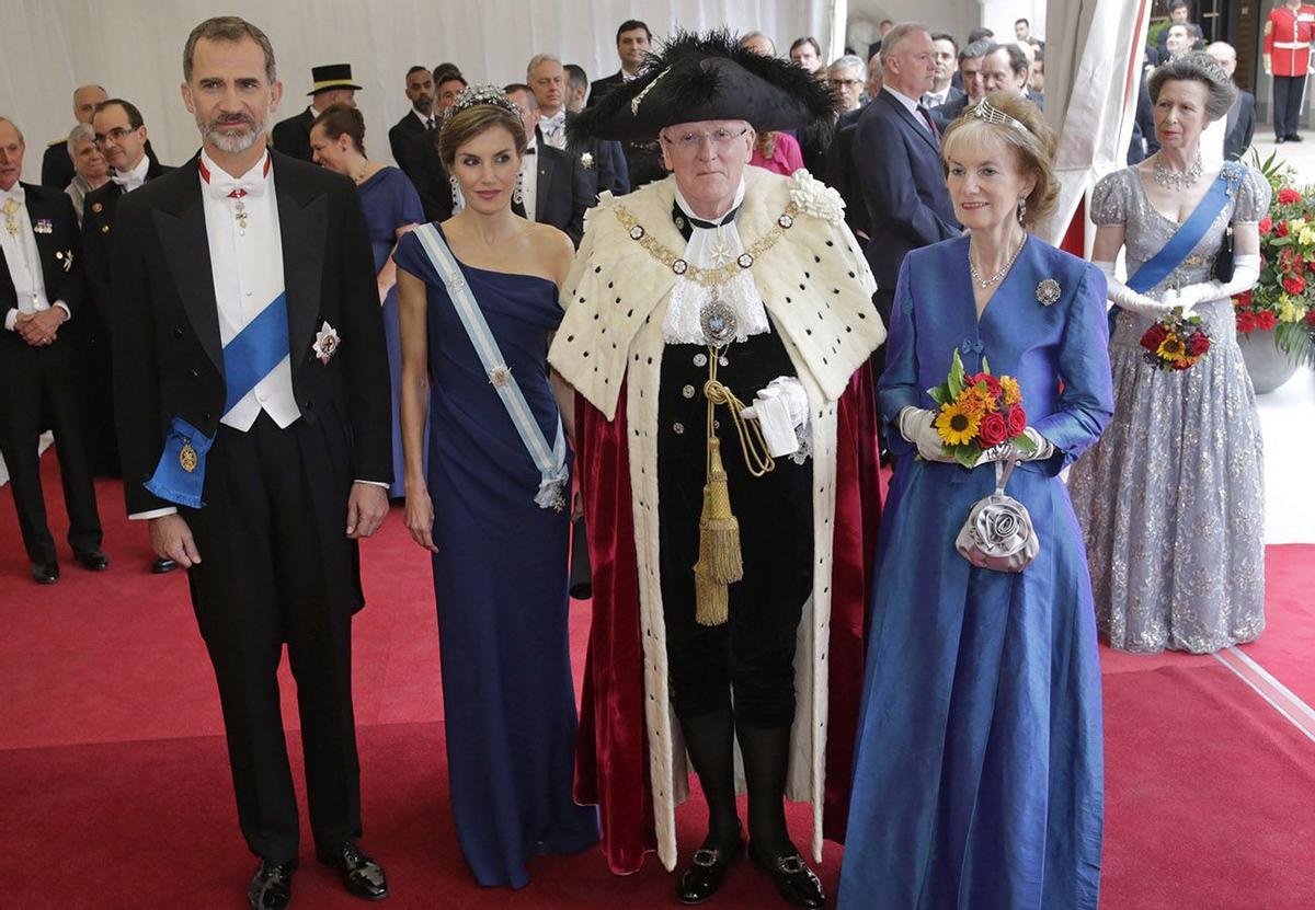 Los reyes junto al alcalde de 'La City' de Londres y su mujer