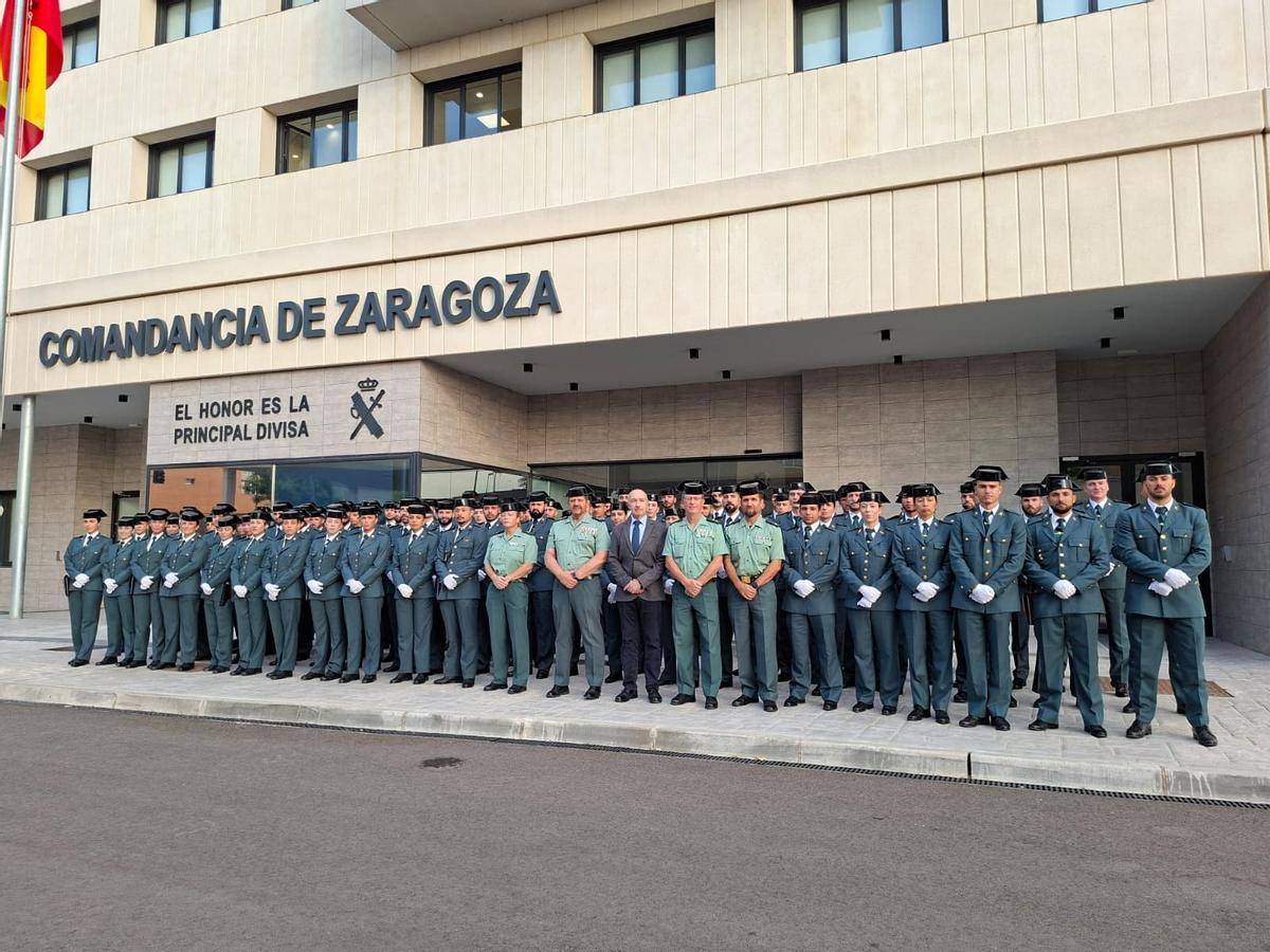 Antonio Orantos, general de zona, y Fernando Beltrán, delegado del Gobierno, en el centro, junto a decenas de los agentes recién incorporados en Zaragoza.