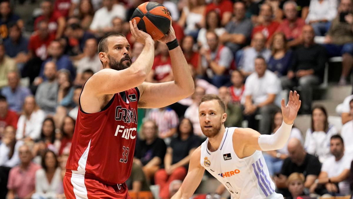 Marc Gasol lanza a canasta en presencia de Dzanan Musa, en el primer cuarto ante el Madrid