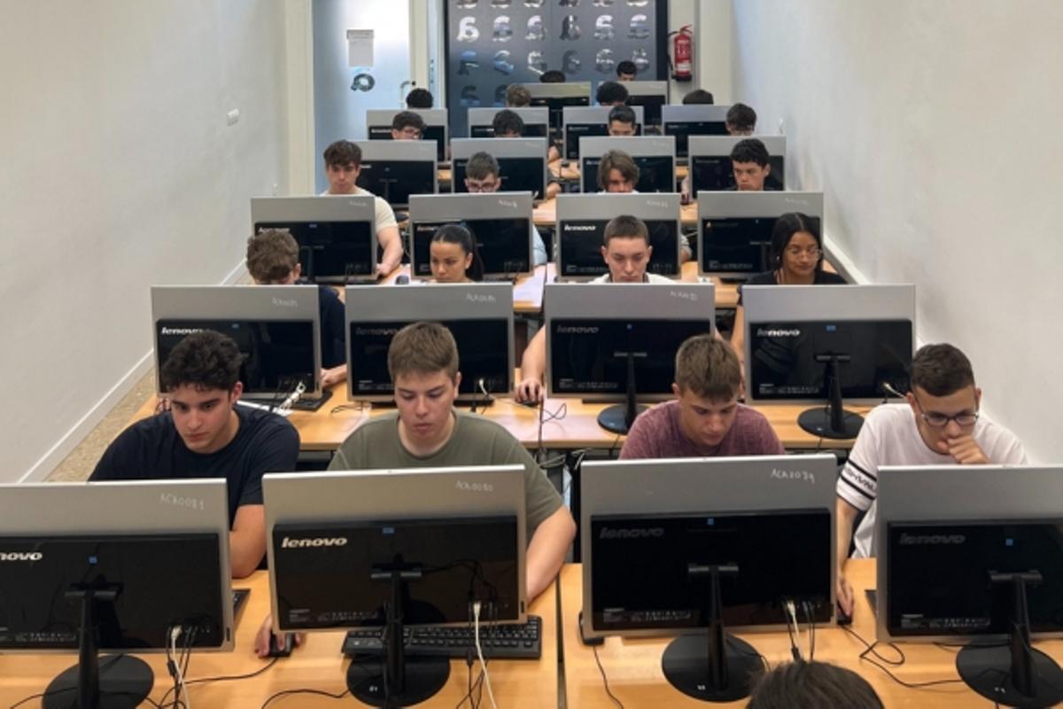 Alumnado de Aula Campus durante una clase.
