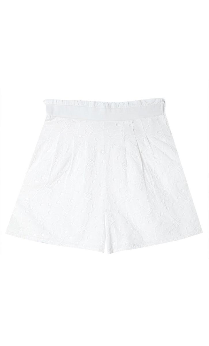 Short bordado suizo de Stradivarius. (Precio: 17,99 euros)