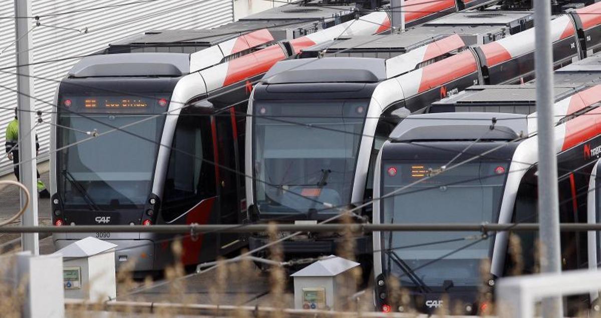 Varios convoyes del tranvía de Zaragoza en cocheras.