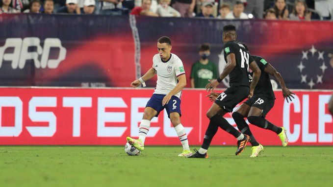 Dest controla el balón con la selección estadounidense en el choque contra Cánada.