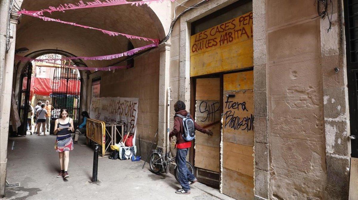 zentauroepp48886953 barcelona  01 07 2019 los vecinos se concentran delante del 190715153017