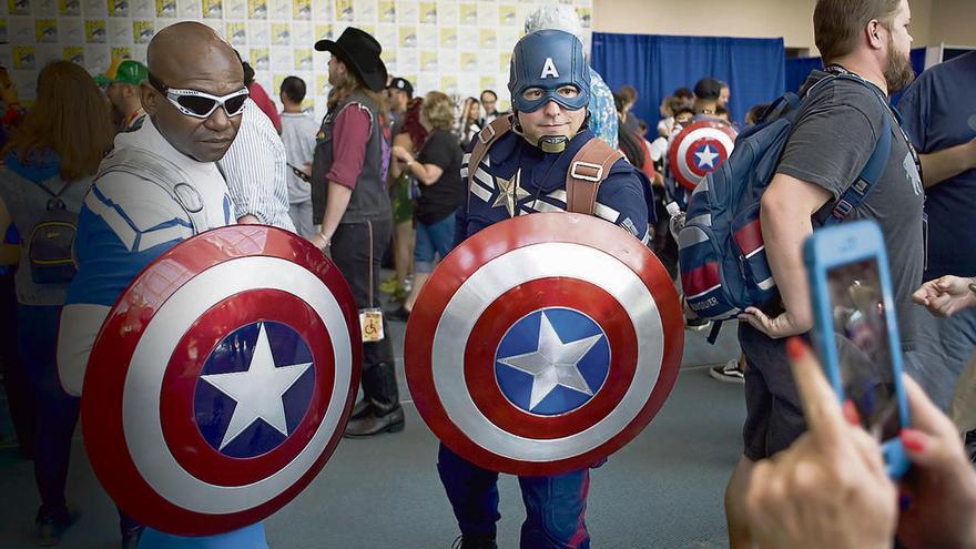 Dos seguidores de los Vengadores, con sus escudos de Capitán América. // Efe