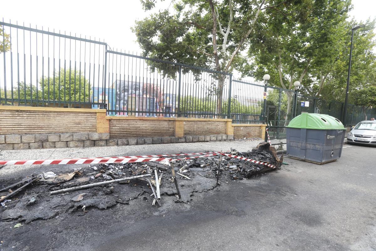 Contenedores quemados en Oliver-Valdefierro