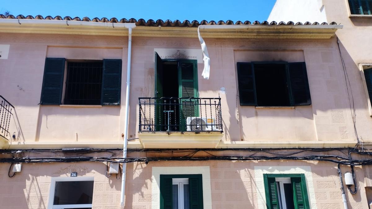 Exterior de la casa, donde se aprecian las señales del fuego en las ventanas.