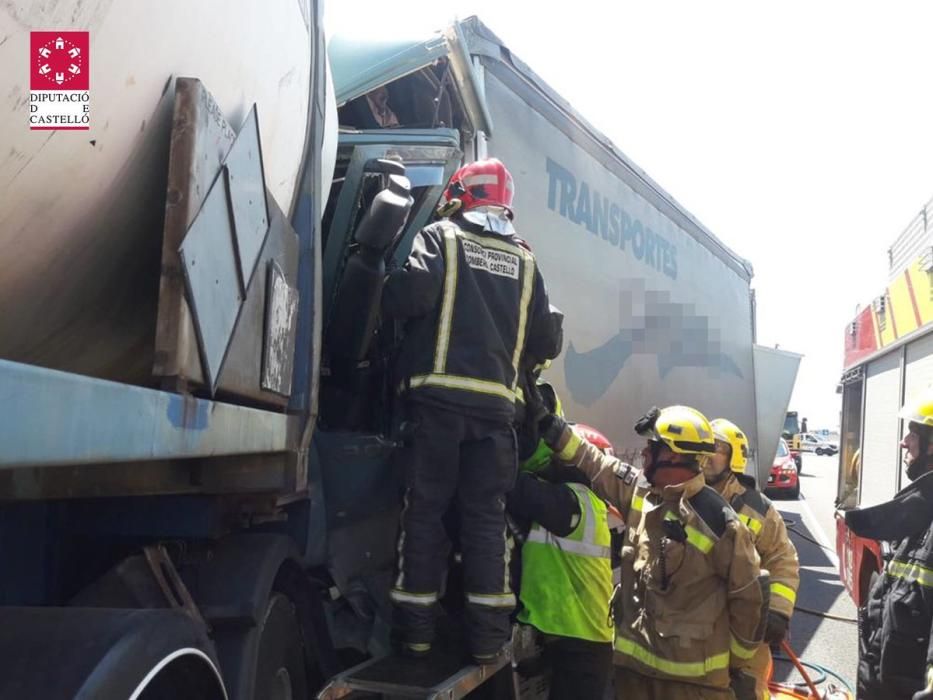 Un muerto al chocar seis camiones en la N340 (Vinaròs)