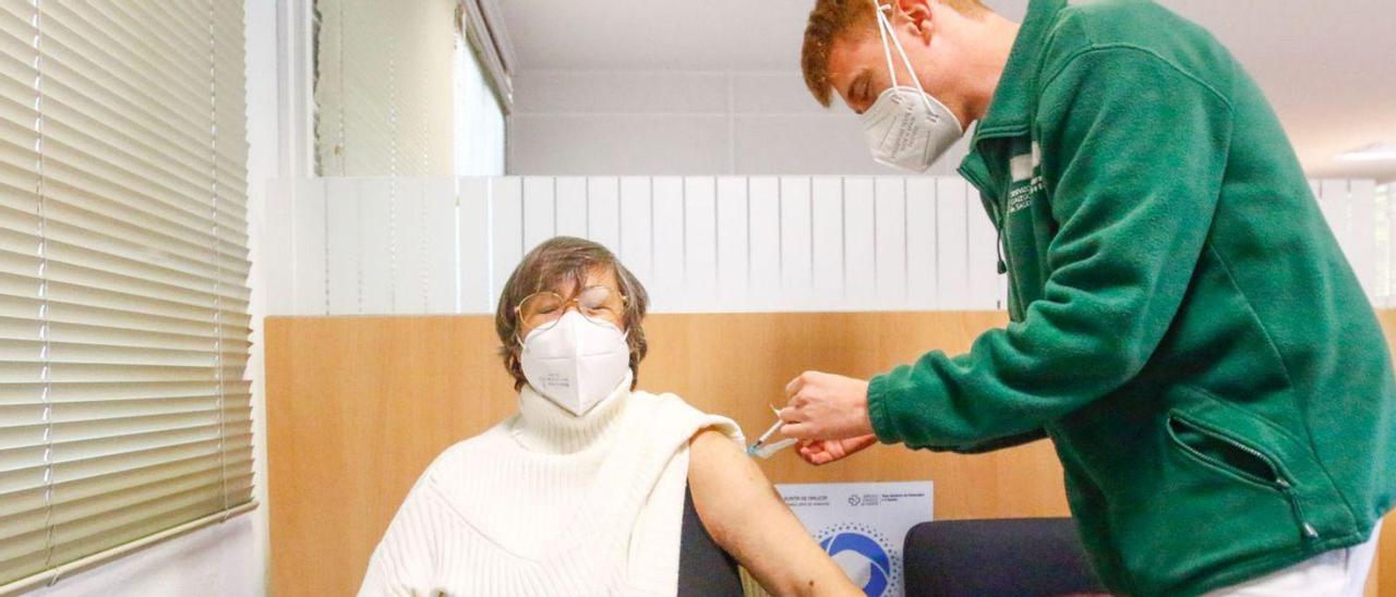 El equipo de vacunación administra la tercera dosis a una vilagarciana citada por el Sergas. |   // IÑAKI ABELLA