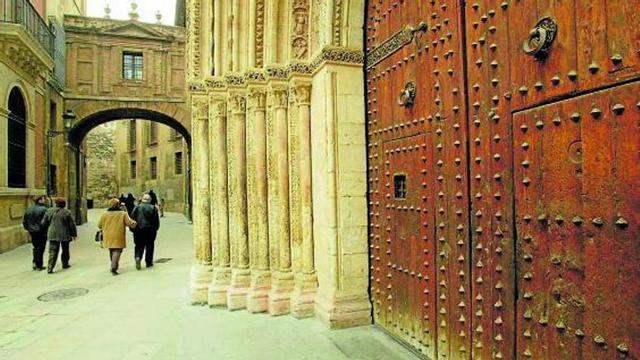 El mármol rosáceo de la puerta románica de la catedral procede de l'Ènova