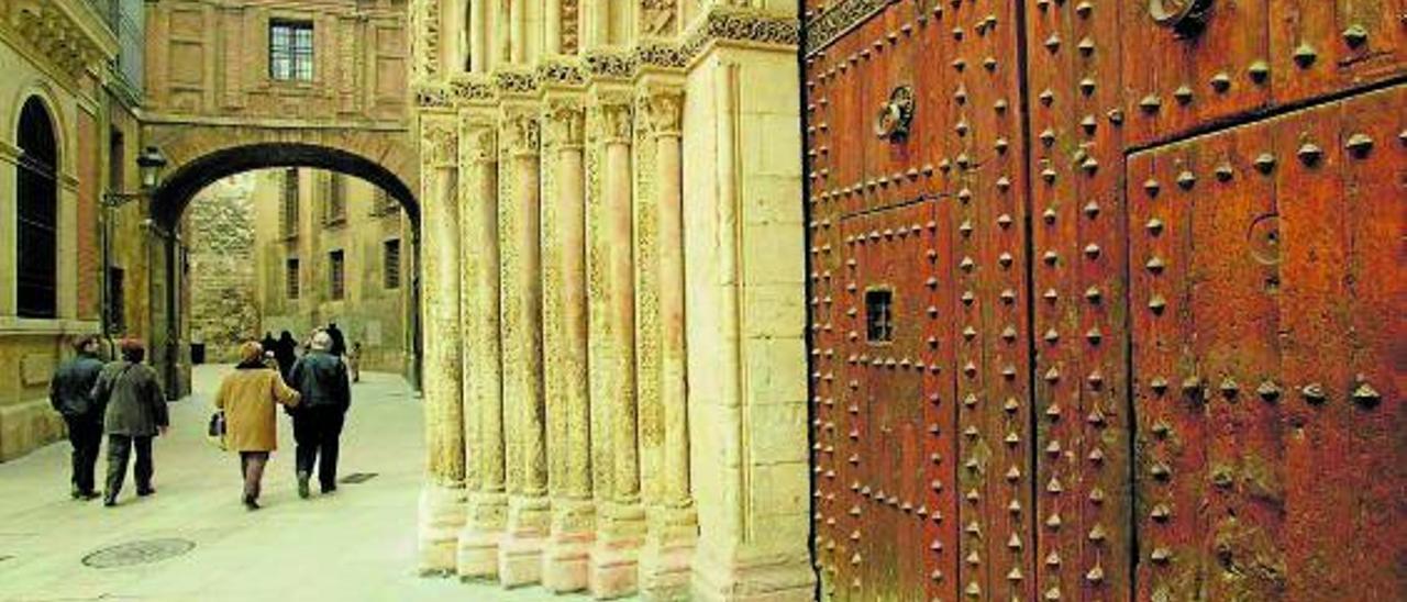 El mármol rosáceo de la puerta románica de la catedral procede de l&#039;Ènova