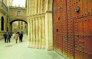 El mármol rosáceo de la puerta románica de la catedral procede de l'Ènova