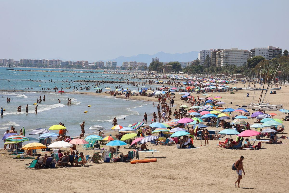 Benicàssim presume de contar con playas espectaculares con todos los servicios para disfrute del visitante.