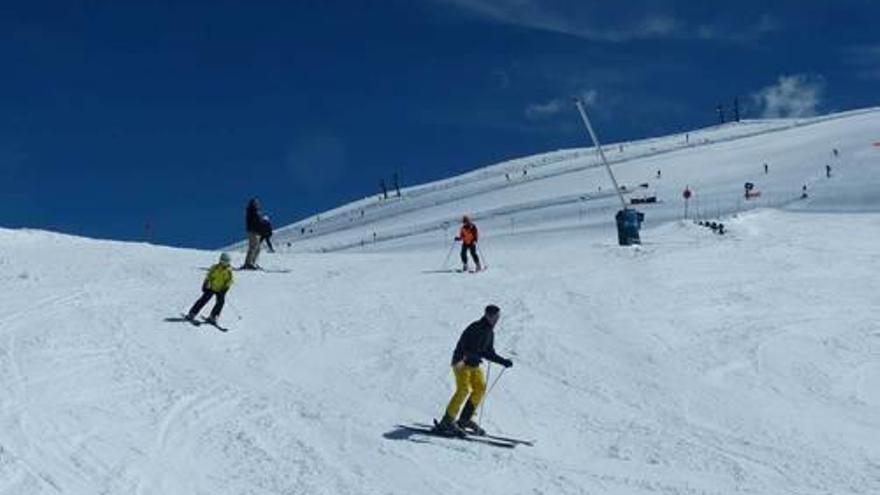 Esquiadors, practicant l&#039;esport blanc a les pistes d&#039;esquí de Masella.