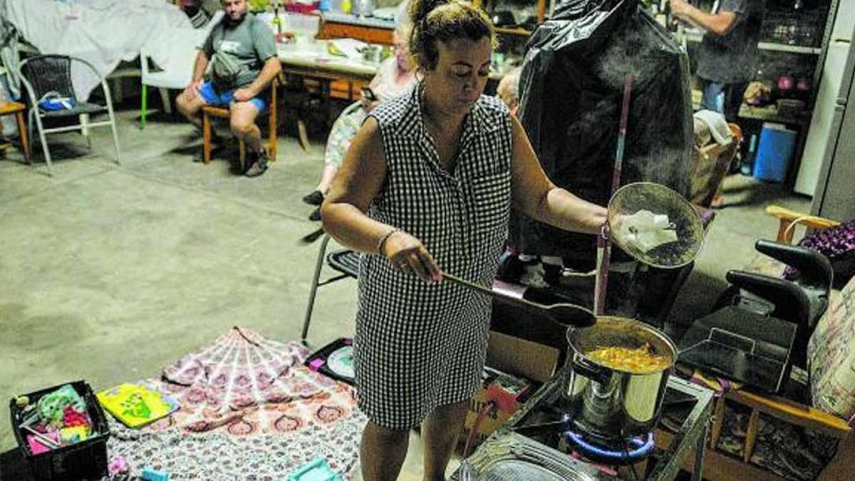 Jéssica Acosta prepara unas potas en salsa en el garaje dónde viven después de que ser desalojados de Todoque tras la erupción.