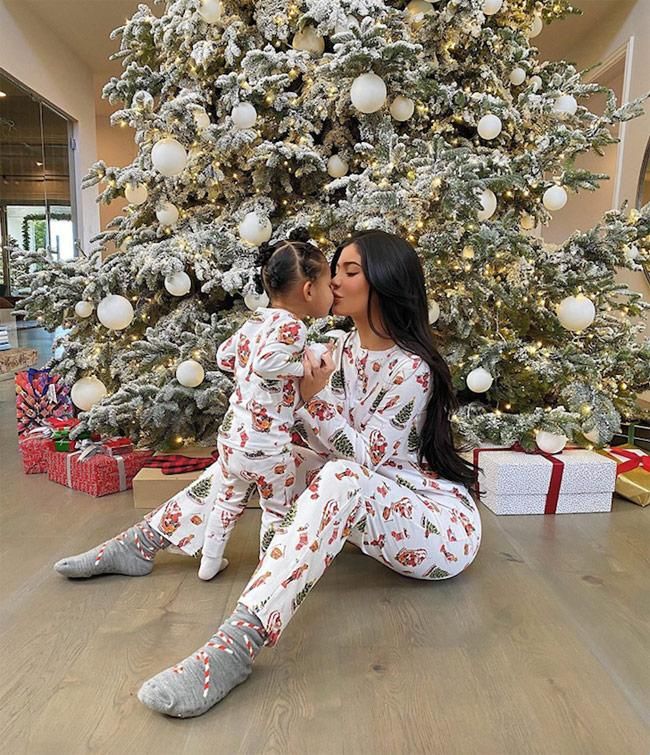 Kylie Jenner y su hija Stormi en Navidad