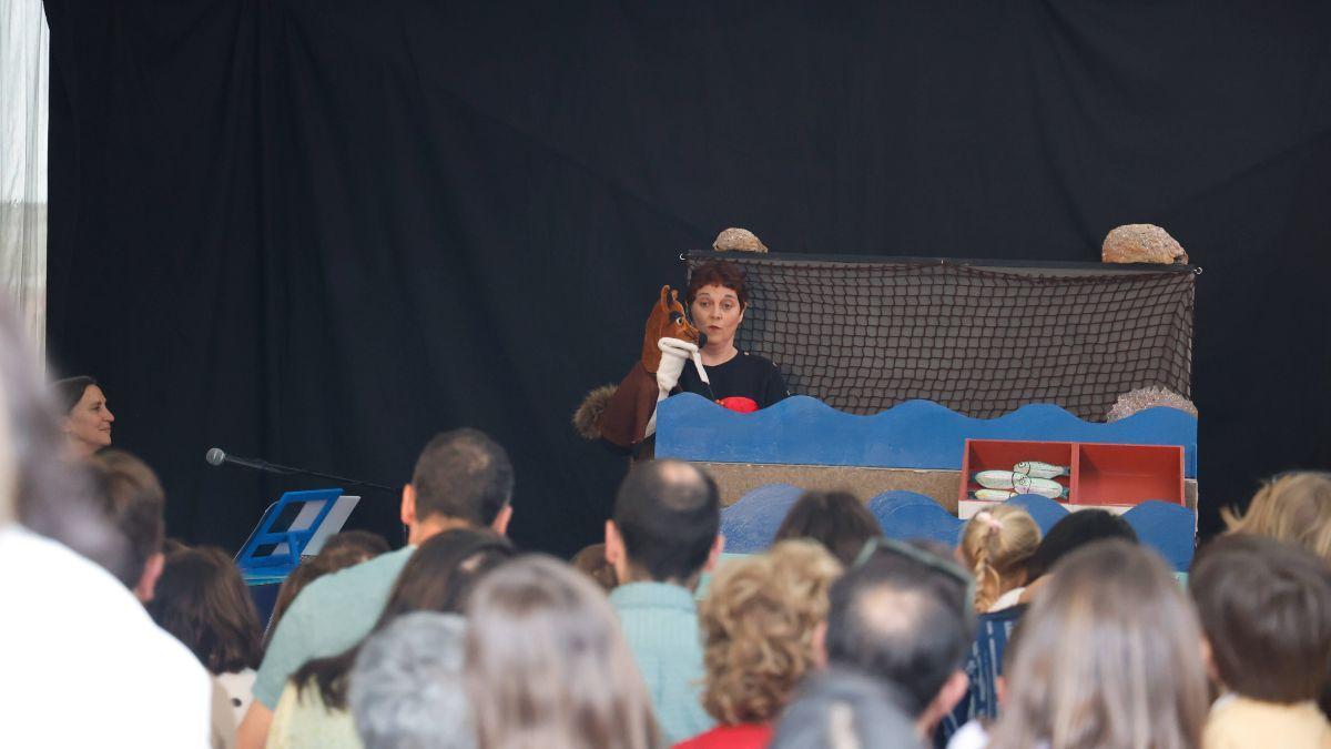 Sesión de Títeres Babaluva en las Fiestas de la Ascensión, en Santiago, en una carpa en Mazarelos.