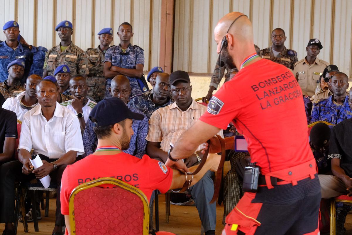 Bomberos de Lanzarote imparten un curso de primeros auxilios en Gambia