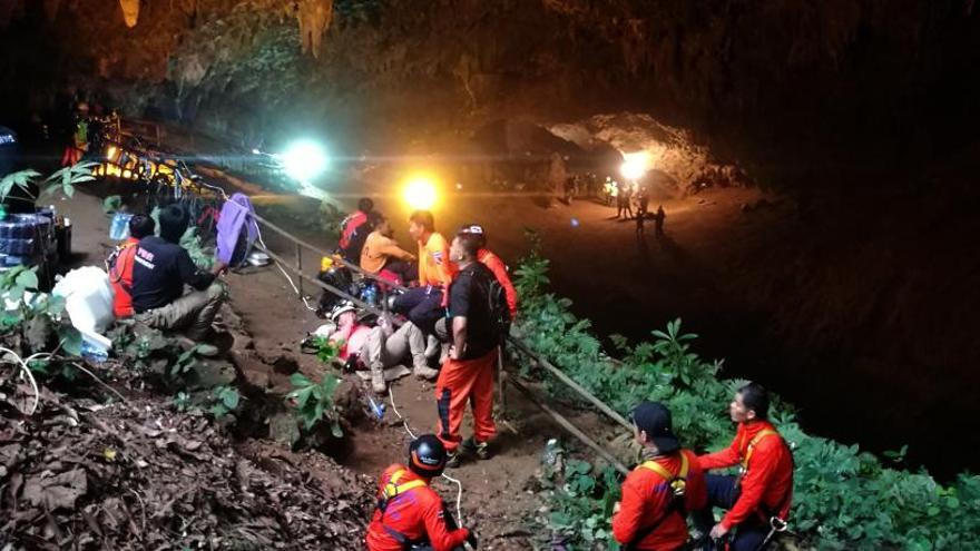 Busquen dotze nens que porten dies atrapats en una cova a Tailàndia
